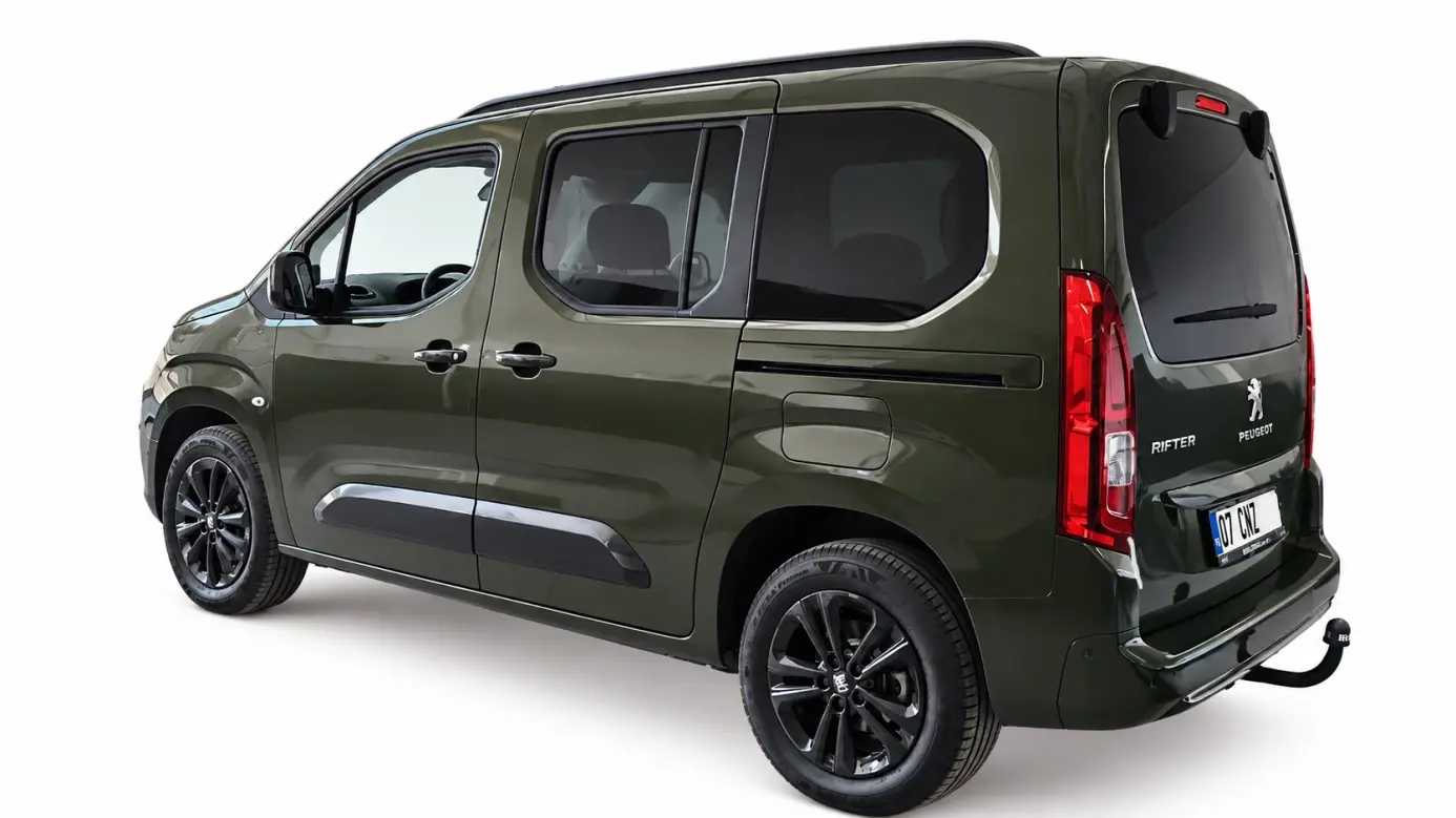 Çeki demiri takılmış yeşil Peugeot Rifter