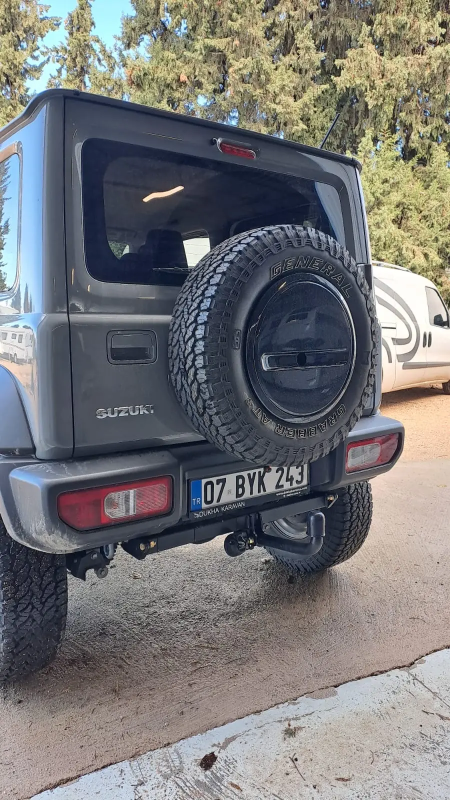 Suzuki Jimny arkasına takılmış çeki demiri