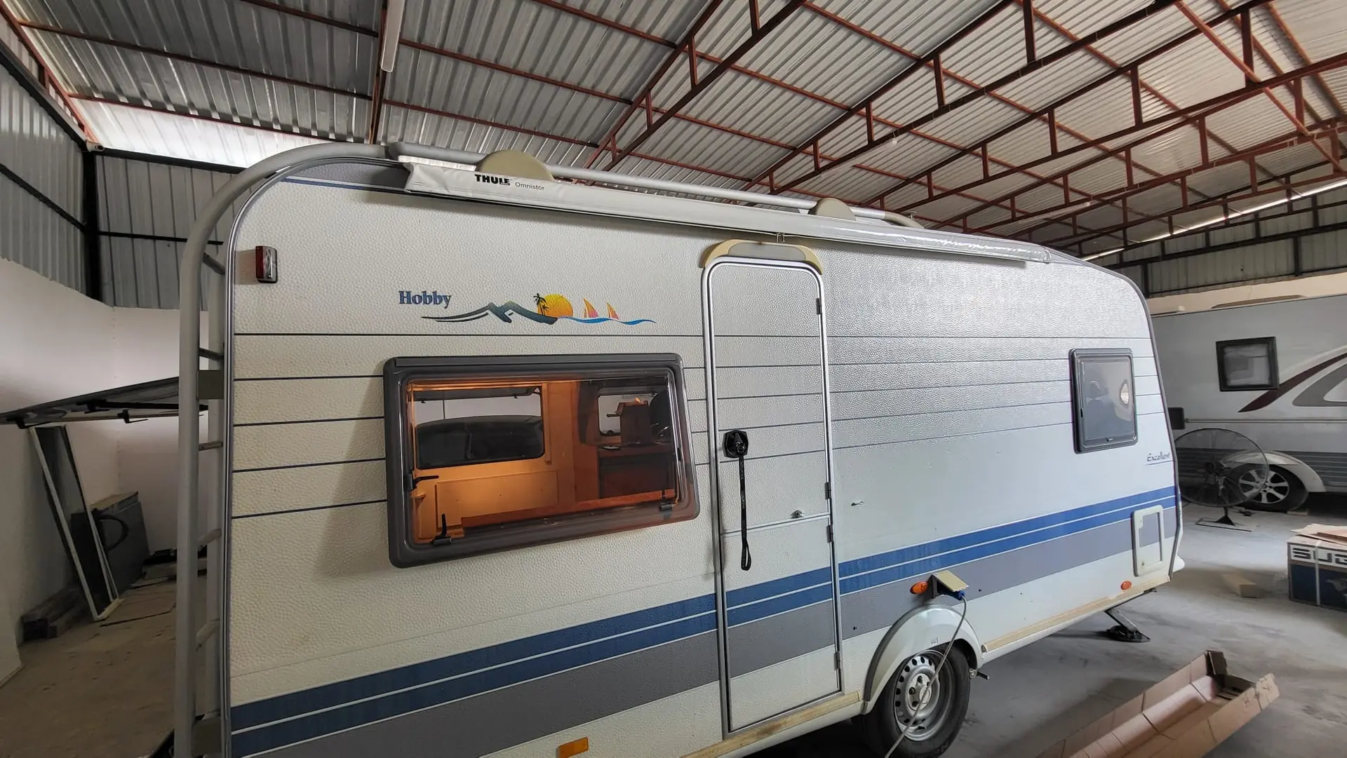 Atölyede bakıma alınmış Hobby karavan