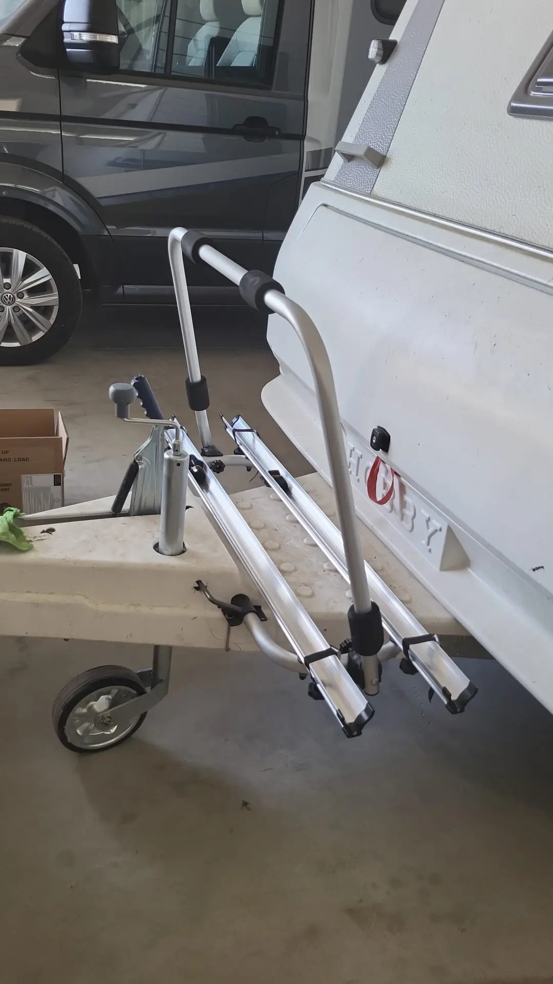Karavan çeki koluna takılmış bisiklet taşıyıcı