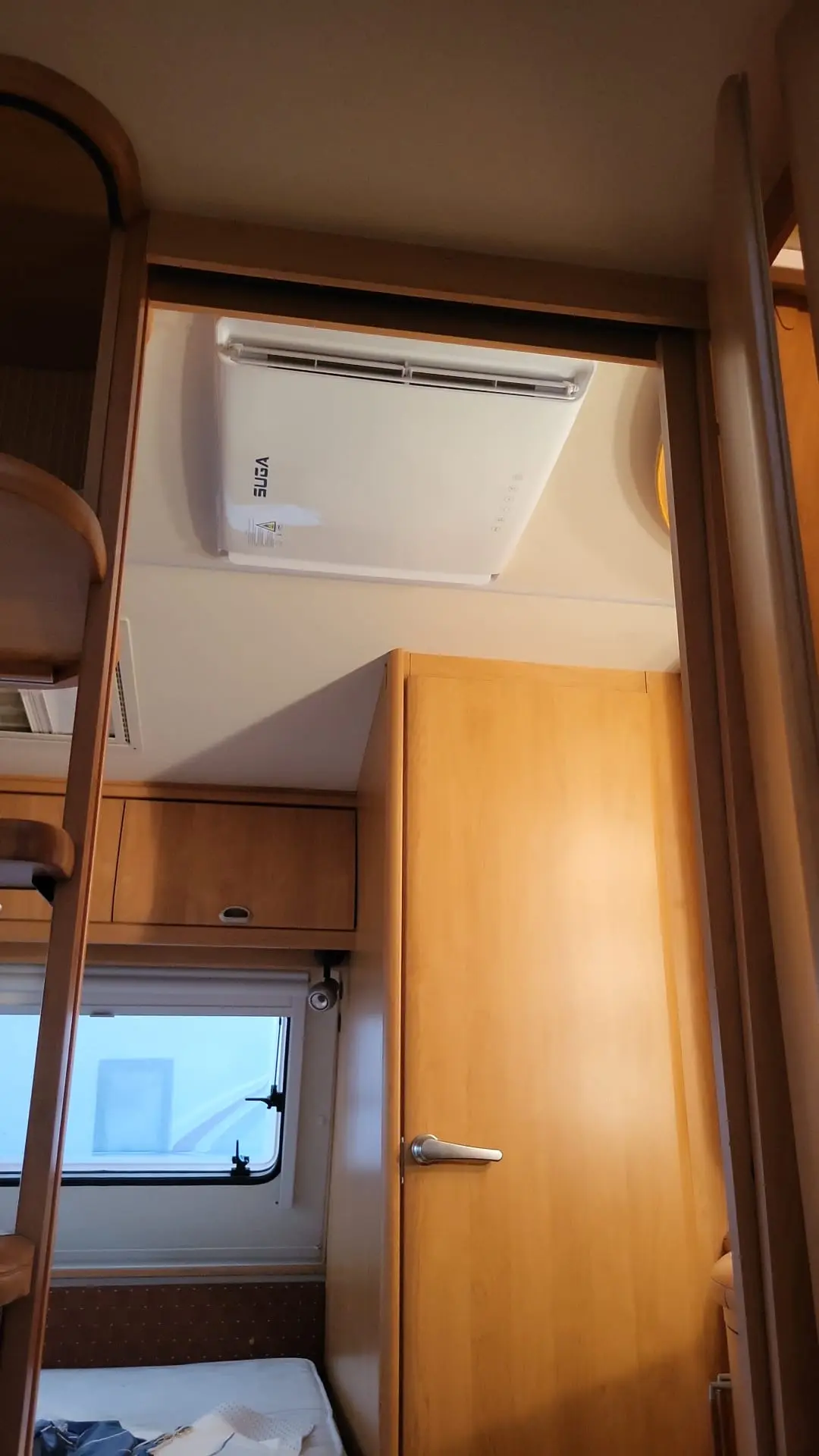 Karavan iç tavanına takılmış klima iç ünitesi