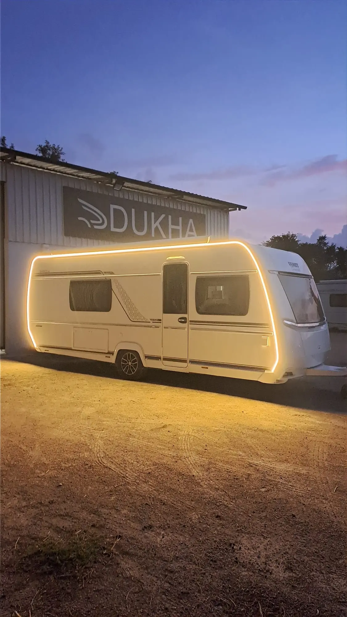 Akşam saatinde Dukha tabelasının önünde ışıklandırılmış karavan